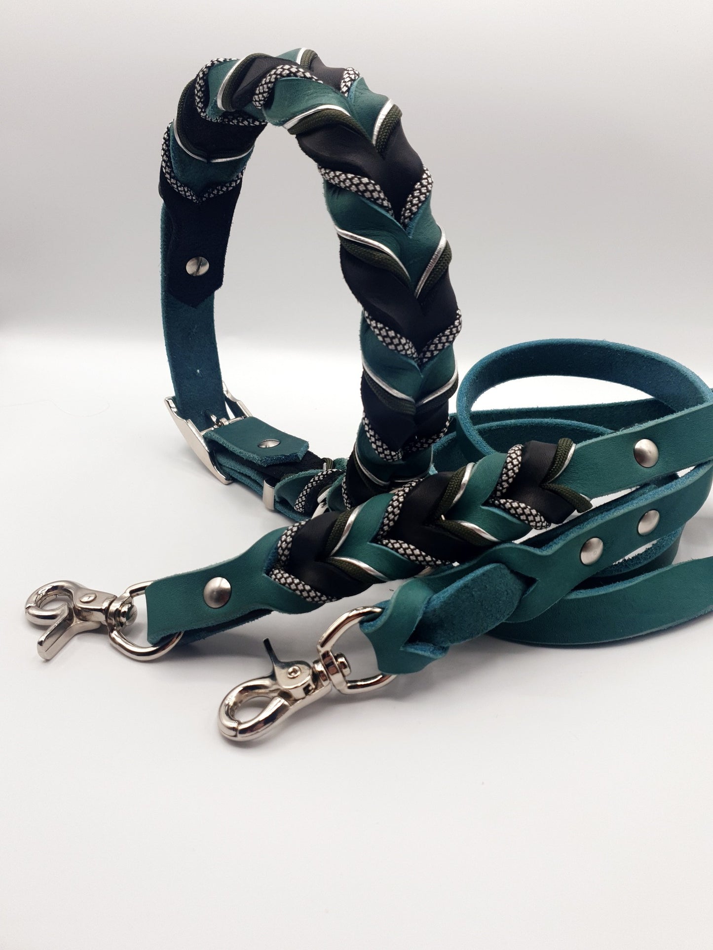 „Detailansicht: Edelstahl-Dornschnalle am Hundehalsband Odin