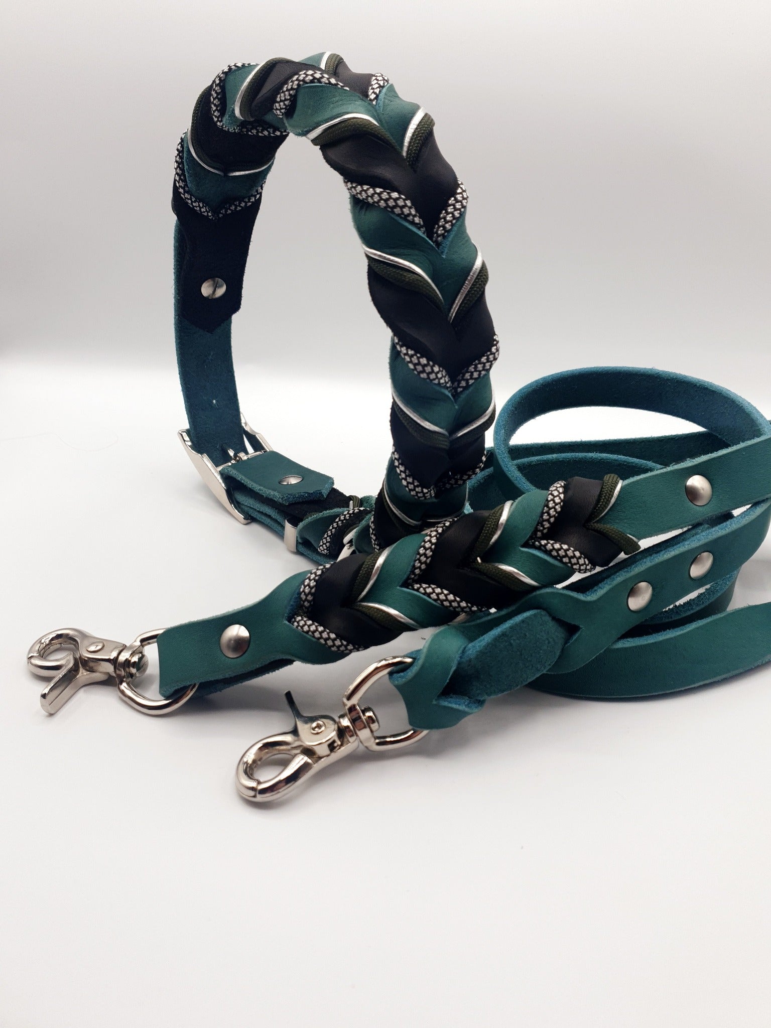 „Detailansicht: Edelstahl-Dornschnalle am Hundehalsband Odin